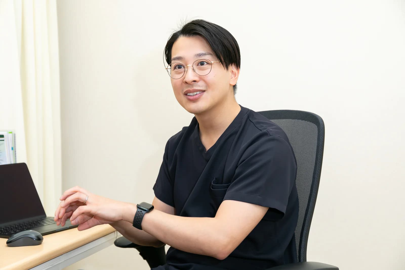 日下診療所 石田理事長による診察の様子 ― 内科専門医として高血圧・糖尿病・生活習慣病に対応